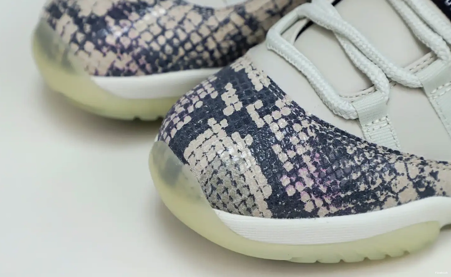 JORDAN 11 BONE AIR SNAKESKIN LIGHT LOW 0511
